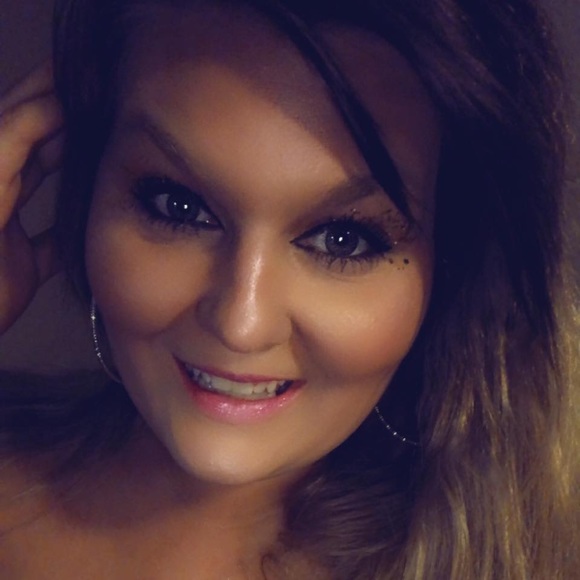 Meet your Posher, Julia - Picture 2 of 4